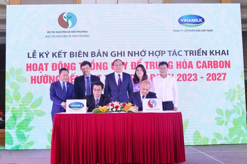 Đại diện Vinamilk và Báo Tài nguyên và Môi trường (TN&MT) ký biên bản ghi nhớ hợp tác cho dự án trồng cây hướng đến Net Zero 