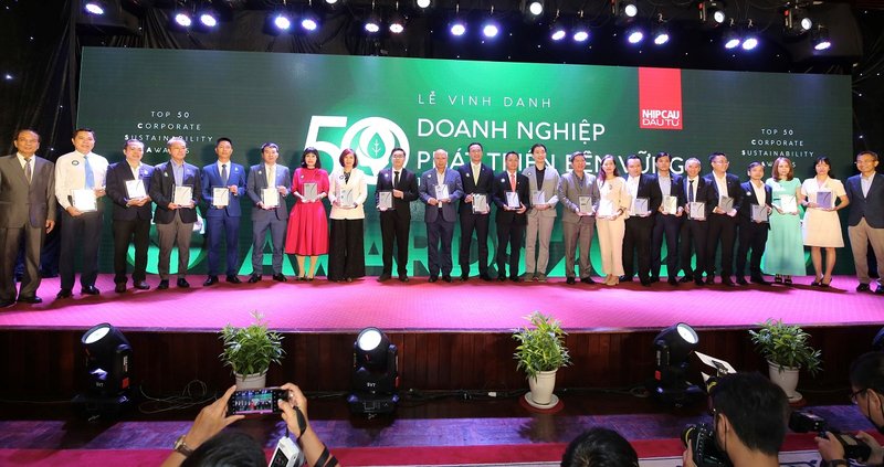 Ông Trịnh Quốc Dũng, Giám đốc Điều hành Vinamilk (Khối Phát triển vùng nguyên liệu) đại diện nhận giải thưởng Top 50 CSA