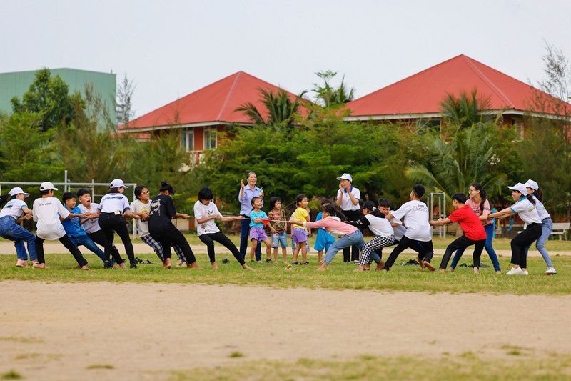 . Đoàn công tác Quỹ sữa và Vinamilk tham gia các hoạt động vui chơi cùng các em nhỏ.