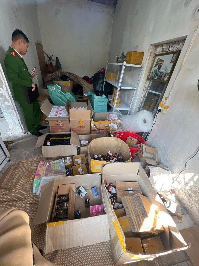 Cơ quan Công an thực hiện quyết định khám xét
