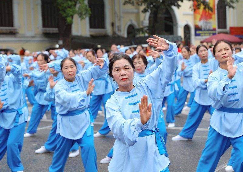 Việc rèn luyện sức khỏe đều đặn kết hợp với dinh dưỡng hợp lý đã giúp cho cộng đồng người cao tuổi duy trì được cơ thể dẻo dai; các động tác thuần thục và khỏe khoắn.