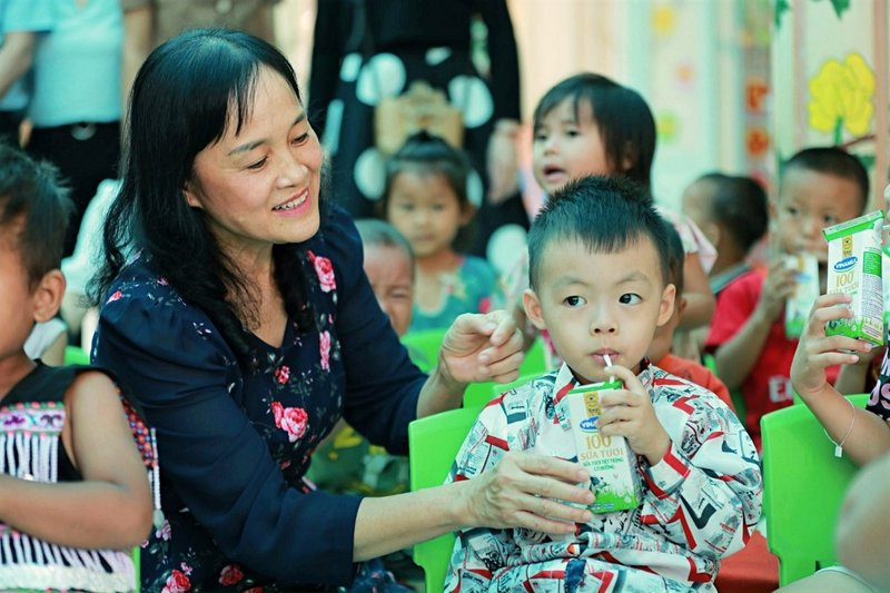Ngoài các suất học bổng, các em nhỏ ở địa phương cũng được tặng những sản phẩm sữa dinh dưỡng Vinamilk