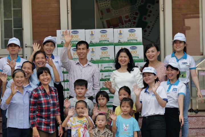 Nhân viên Vinamilk tại Bình Định cùng tới thăm các em nhỏ tại Trung tâm BTXH tỉnh trong chương trình Quỹ sữa vươn cao Việt Nam năm 2022.