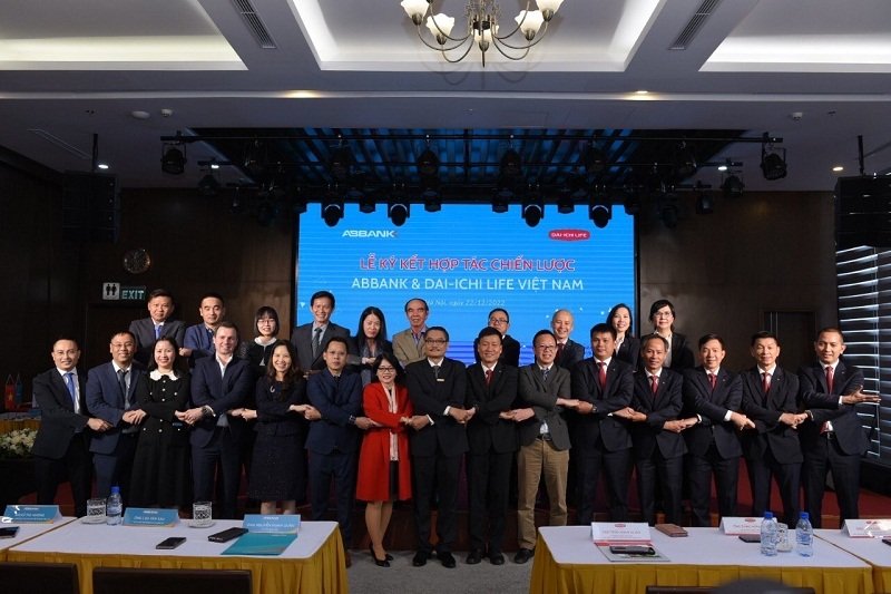 Các thành viên Ban Giám đốc Cấp cao ABBANK và Dai-ichi Life Việt Nam tại Lễ ký kết hợp tác chiến lược.