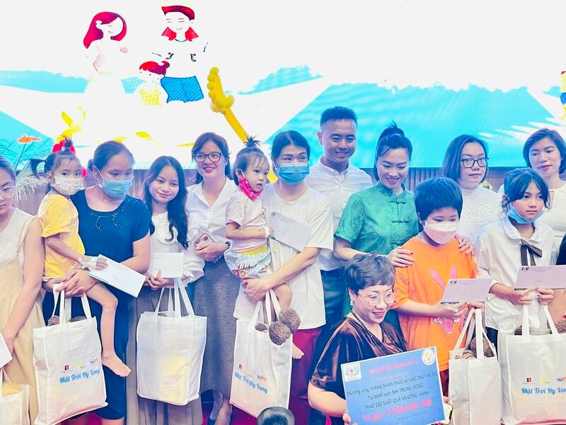   Đại diện MIKGroup trao quà cho 150 bệnh nhi tại Bệnh viện Nhi Trung ương trong khuôn khổ chương trình “Con thuyền mơ ước” nhân dịp hưởng ứng tháng nhận thức về ung thư trẻ em – tháng 9/2022.