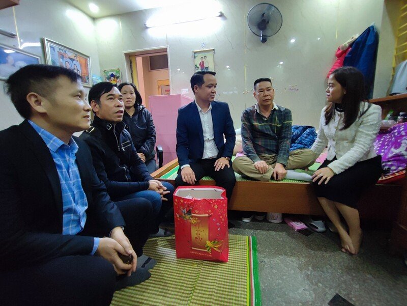 TBT Tạp chí Người Xây dựng (Tổng hội Xây dựng Việt Nam) thăm hỏi, động viên công nhân xây dựng gặp tai nạn, mất sức lao động.