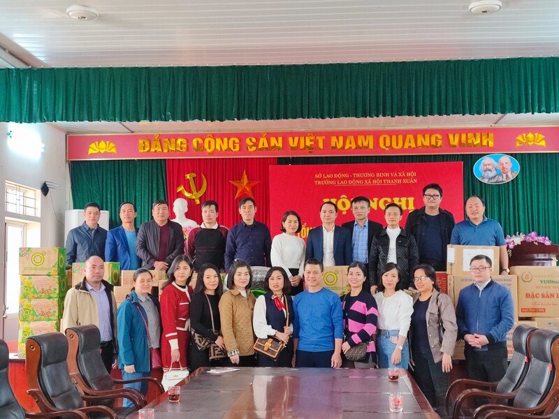 Đoàn thiện nguyện trao quà Tết tại trung tâm nuôi dưỡng các cháu nhỏ bị nhiễm HIV.