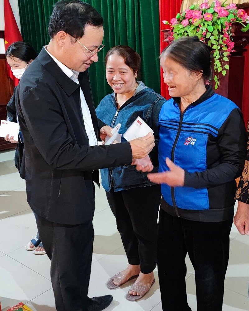 Ông Nguyễn Văn Hiếu trao quà Tết cho bà con.