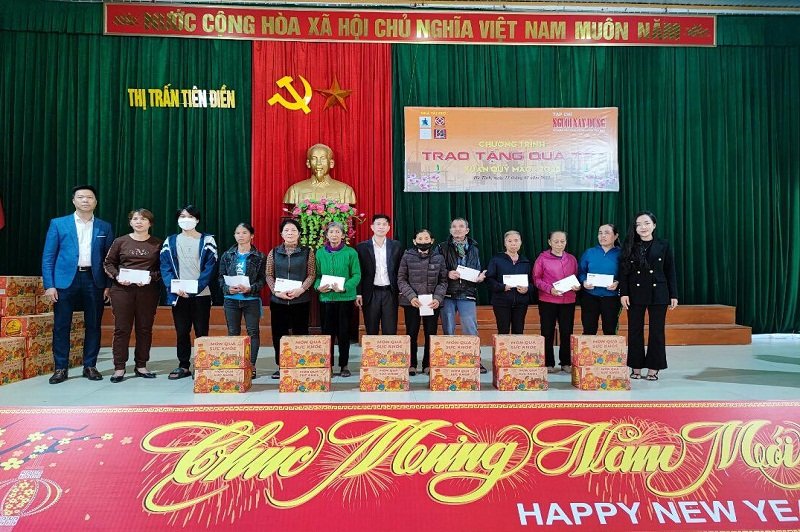 Đoàn trao quà Tết tại xã Tiên Điền.