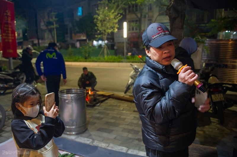 Mọi người trong khu phố nơi ông Hoàng Hải sinh sống cùng tụm lại để vui chơi và ca hát để nấu bánh chưng xuyên đêm.