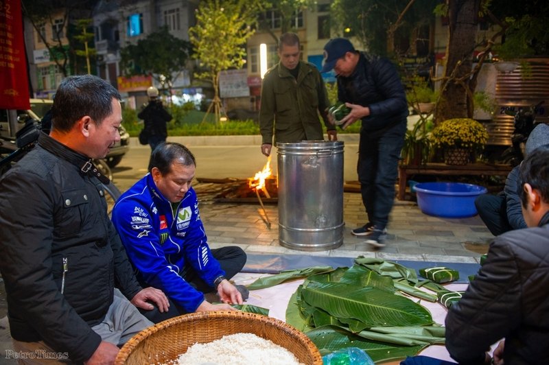 Trên vỉa hè đường Lạc Long Quân, ông Hoàng Hải đang cùng bạn bè lối xóm chung nồi nấu bánh chưng ngày Tết. Tất cả nguyên liệu đều được ông và bạn bè chọn lựa và chuẩn bị một cách kĩ lưỡng.