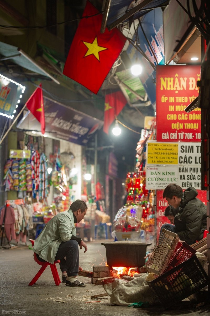 Tại một con hẻm nhỏ ở phường Mỹ Đình (Nam Từ Liêm), ông Tuế cùng hàng xóm đang quây quần bên bếp lửa nấu bánh chưng. Mặc dù gia đình ít người nhưng ông vẫn gói bánh để làm quà tặng bạn bè. Ông Tuế cho biết: 'Cứ thấy nồi bánh chưng là thấy Tết về, năm nào tôi cũng gói thật nhiều bánh, vừa để ăn vừa để biếu bà con, bạn bè thân thiết'.
