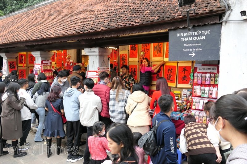 Gian hàng bán đồ lưu niệm và chữ đã viết sẵn cho những người không có thời gian xếp hàng.