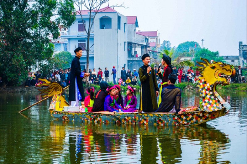 Liền anh, liền chị hát quan họ tại Hội Lim.