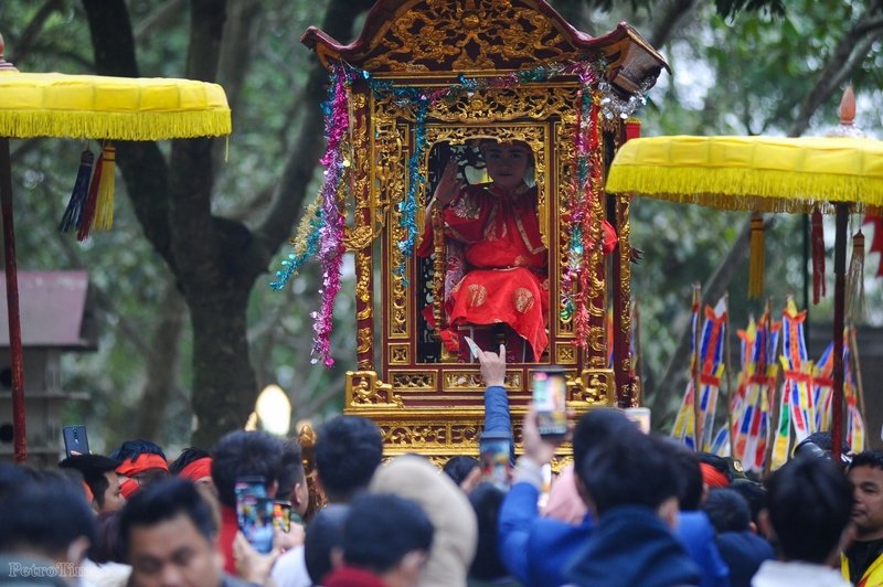 “Tướng bà” được chọn là bé gái độ tuổi 9-12, có gương mặt xinh xắn, học giỏi, gia đình văn hoá, còn đủ cả ông bà nội, ngoại. Năm nay, Nguyễn Thị Huyền Trang, 12 tuổi, ở thôn Yên Tàng là người đóng vai 'tướng bà'. Tại lễ hội, 'tướng bà' được rất nhiều người đến mừng tuổi để cầu mong may mắn.