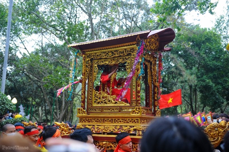 Trước và trong khi làm lễ, kể cả người thân cũng không được gọi Nguyễn Thị Huyền Trang là con cháu mà phải gọi là “tướng bà”