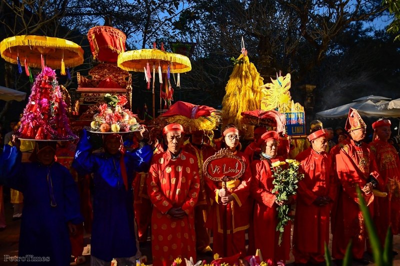 Không chỉ vậy, lễ hội Gióng hằng năm còn hướng đến bảo tồn và phát huy giá trị văn hoá phi vật thể độc đáo của Khu di tích Quốc gia đặc biệt đền Sóc. Đồng thời, góp phần quảng bá hình ảnh, tiềm năng, thế mạnh của huyện Sóc Sơn nhằm thúc đẩy du lịch phát triển trong thời gian tới... Mở đầu là lễ vật hoa tre của thôn Vệ Linh, xã Phù Linh, huyện Sóc Sơn. Theo truyền thống, vào sáng sớm, thôn Vệ Linh sẽ dâng hoa tre, tượng trưng cho những khóm tre xơ xác sau khi Thánh Gióng dùng để đánh giặc Ân.