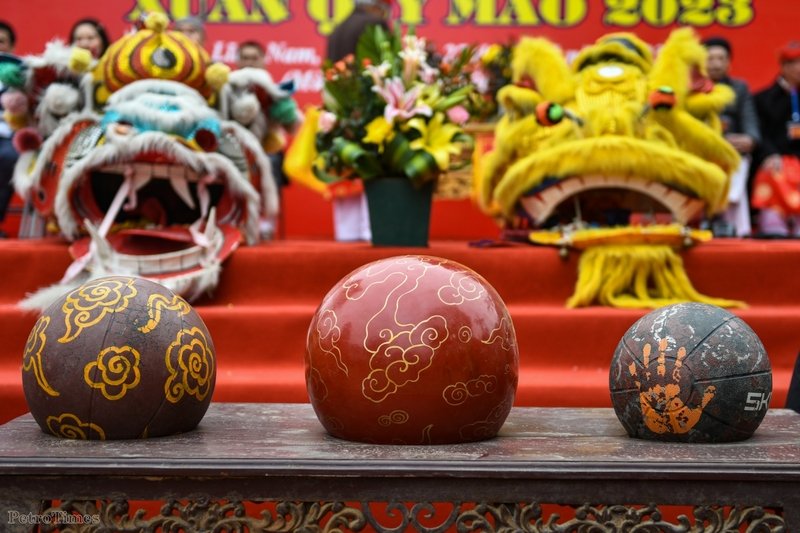 Cầu được làm bằng gỗ mít có trọng lượng tương ứng với lứa tuổi tham gia thi đấu, quả cầu 20 kg dành cho thanh niên, 10 kg dành cho thiếu niên.