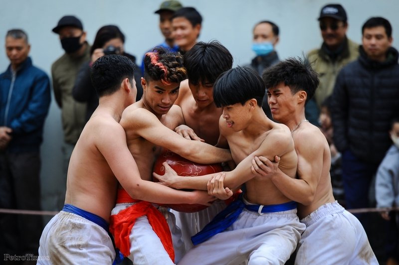 Thanh niên tham gia vật cầu gồm nhiều lứa tuổi, mỗi trận thi đấu gồm bốn đội, mỗi đội hai người được thắt đai cùng màu với cờ canh bốn hố ở bốn góc sân. Thể thức thi đấu này được mô phỏng theo cách luyện quân của thái tử Linh Lang Đại Vương. Khi còi hiệu vang lên, các đội từ 4 góc sân nhanh chóng lao về phía trung tâm đặt cầu.