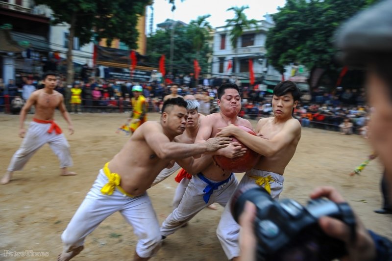 Những pha tranh cướp và truy cản quyết liệt của trai tráng nơi đây.