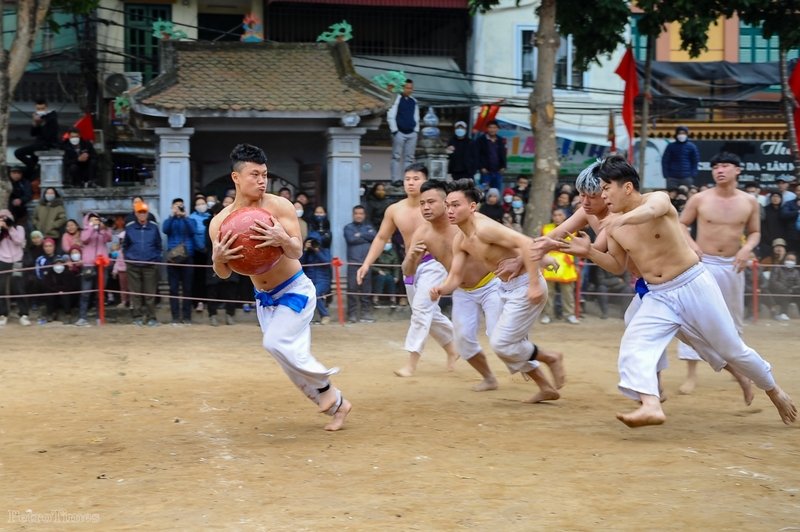 Bất cứ đội nào muốn ghi điểm cũng phải tranh chấp nảy lửa và bị đối thủ truy cản gắt gao. Với mỗi lần mang được cầu về hố của đội mình từ giữa sân sẽ được nhận một giải con, ba lần liên tiếp sẽ được nhận giải cái.