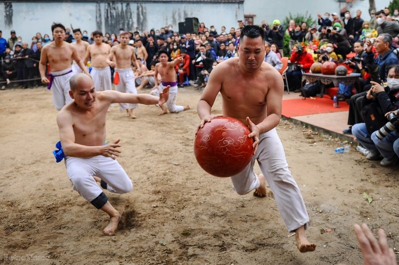Sự nhanh nhẹn, dũng mãnh, thông minh của trai tráng làng Thúy Lĩnh đã tạo nên những pha tranh cầu nảy lửa và ghi điểm mãn nhãn.