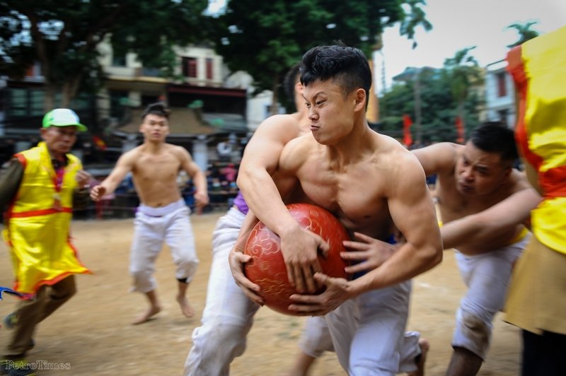 Sự nhanh nhẹn, dũng mãnh, thông minh của trai tráng làng Thúy Lĩnh đã tạo nên những pha tranh cầu nảy lửa và ghi điểm mãn nhãn.