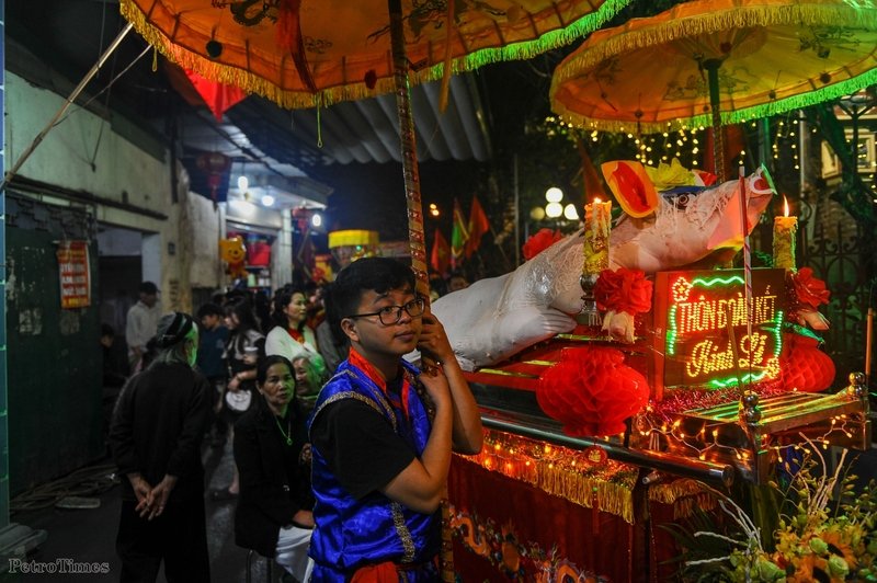 Sau khi đó các 'ông lợn' được rước quanh làng trước khi đưa vào đình tế lễ.