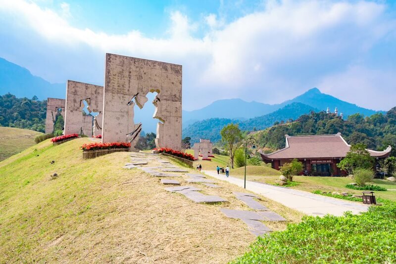 Đặt chân tới Tây Yên tử, du khách sẽ được tham quan và tìm hiểu về 10 tượng đá kể về 10 giai đoạn cuộc đời của Phật Hoàng Trần Nhân Tông được đặt trong khu đi bộ vãn cảnh. (Ảnh chụp tại Lễ khai hội Xuân Tây Yên Tử 2023)