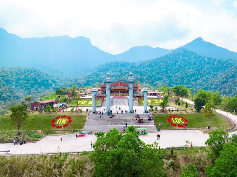 Chùa Hạ nằm dưới chân Tây Yên Tử là trung tâm diễn ra các lễ hội, các hoạt động du lịch, các hoạt động tôn giáo. Đặc biệt, cổng vào Chùa Hạ được ví như 'Cổng Trời' là một trong những địa điểm thu hút khách du lịch đến tham quan, check in. (Ảnh chụp tại Lễ khai hội Xuân Tây Yên Tử 2023)