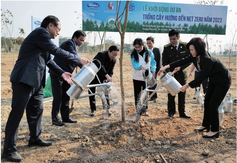 Phó Thủ tướng Trần Hồng Hà cùng đại diện các bộ ngành và địa phương trồng những cây xanh đầu tiên của dự án tại huyện Mê Linh, Hà Nội.