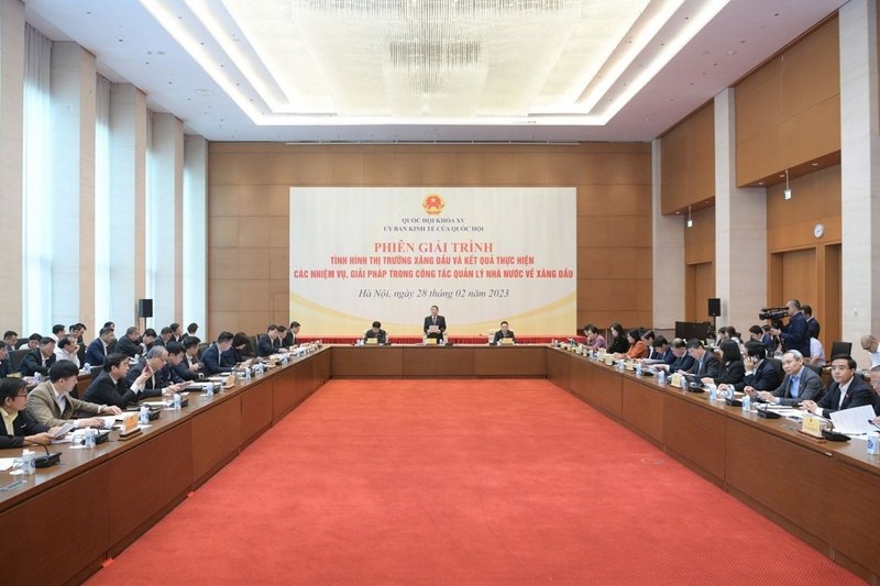 Toàn cảnh Phiên giải trình về tình hình thị trường xăng dầu và kết quả thực hiện các nhiệm vụ, giải pháp trong công tác quản lý nhà nước về xăng dầu.