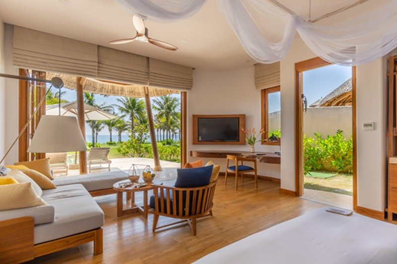 Với phong cách thiết kế đương đại, kết hợp với chất liệu nội thất mộc mạc, gần gũi thiên nhiên, các biệt thự biển  là sự lựa chọn hoàn hảo cho  kỳ nghỉ không âu lo.