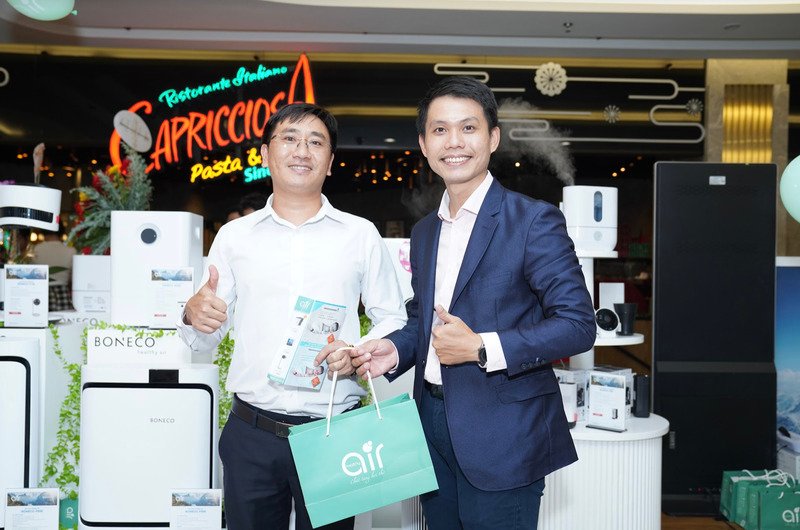 Khách mua hàng được hưởng ưu đãi giảm giá và nhận nhiều quà tặng nhân dịp khai trương.