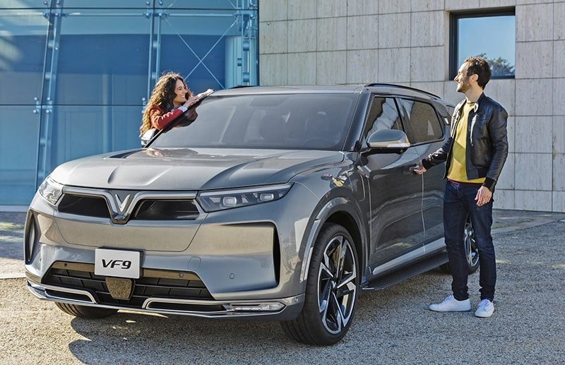 VinFast VF 9 có kích thước được xem là tương đương với nhiều mẫu xe SUV cỡ E khác đang phổ biến ở Việt Nam như BMW X7 hay Mercedes-Benz GLS.