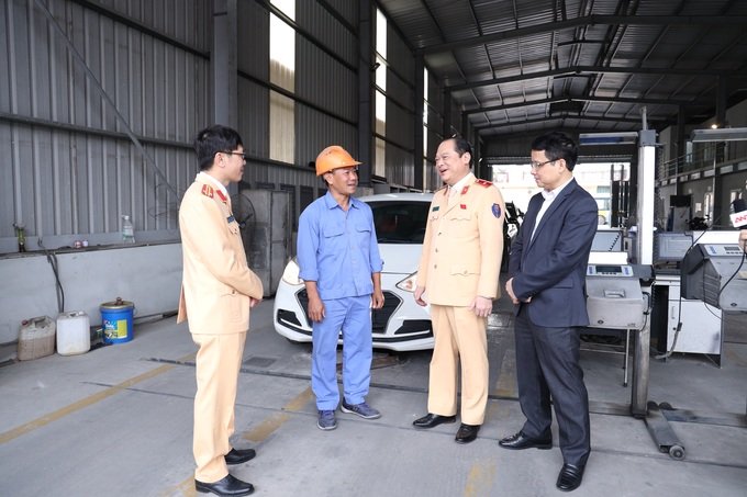 Thiếu tướng Lê Xuân Đức, Phó Cục trưởng Cục Cảnh sát giao thông làm việc tại trung tâm đăng kiểm (Ảnh: Cục Đăng kiểm VN).