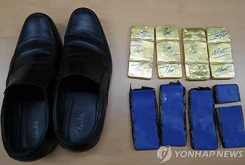 Tang vật vụ án phi công giấu vàng trong đế giày. (Ảnh: Yonhap)
