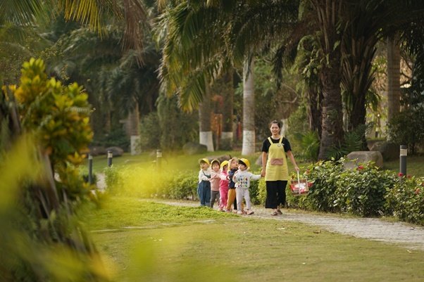 Mỗi ngày của những đứa trẻ đều được thiên nhiên yêu thương