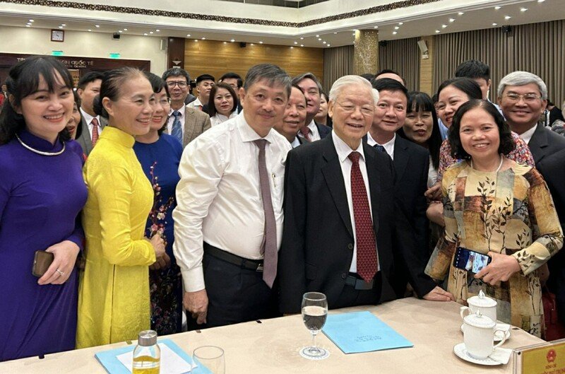 Tổng Bí thư Nguyễn Phú Trọng gặp mặt, động viên đội ngũ trí thức. Trong ảnh: TS Đặng Việt Dũng, Chủ tịch Tổng hội Xây dựng Việt Nam (áo trắng) cùng các đại biểu trong dịp được gặp mặt đồng chí Tổng Bí thư.