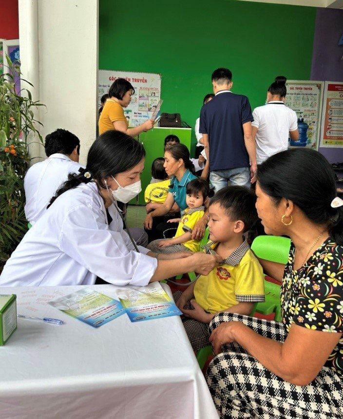 Đội ngũ bác sĩ Trung tâm Dinh dưỡng Vinamilk tận tình khám tổng quát, kiểm tra tình trạng thể chất, dinh dưỡng cho các trẻ em và tư vấn cho phụ huynh