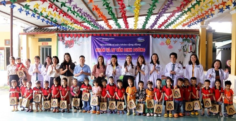 Những phần quà từ nhãn hàng Vinamilk ADM đã được các bác sĩ Trung tâm Dinh dưỡng Vinamilk gửi tặng đến các em nhỏ địa phương