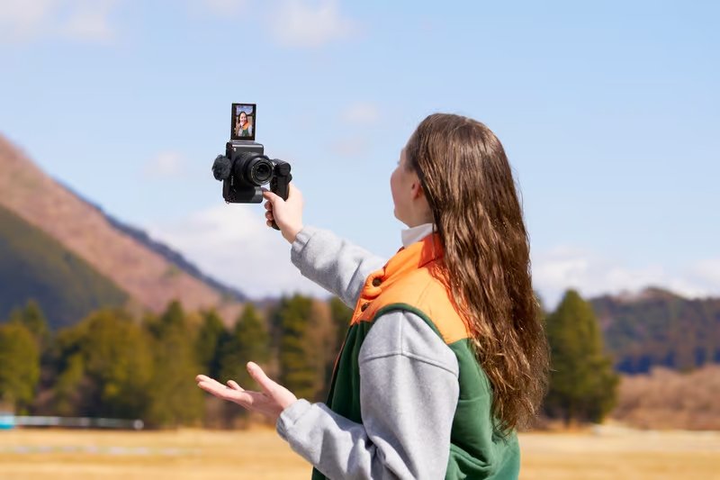 ZV-E1 gồm kính chắn gió, màn hình cảm ứng có thể thay đổi góc nhìn, quay video 4K 10-bit tương thích với ống kính E-mount
