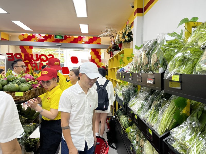 Rất đông khách hàng đến mua sắm tại Square Mart.