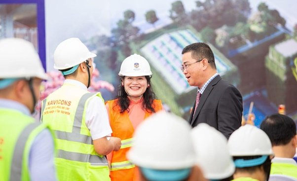 Đại diện Trường Victoria Nam Sài Gòn đón tiếp khách mời tại sự kiện. Ảnh: Victoria Saigon South School