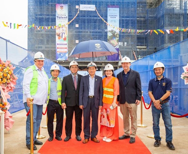 Các đại diện từ chủ đầu tư Phú Long chụp ảnh lưu niệm cùng đại diện Trường Quốc Tế Song Ngữ Victoria Nam Sài Gòn. Ảnh: Victoria Saigon South School