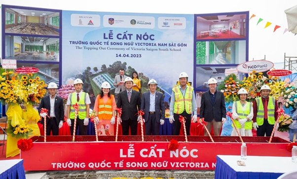 Các đại biểu thực hiện nghi thức lễ cất nóc. Ảnh: Victoria Saigon South School