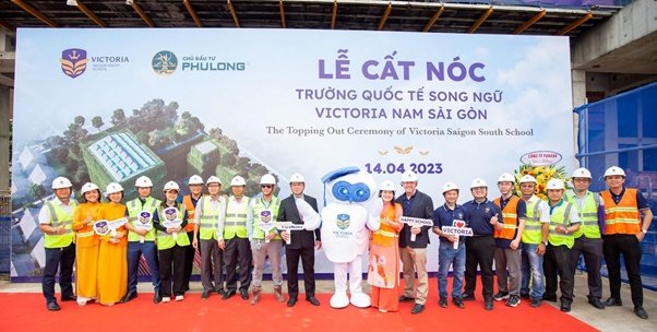 Các đối tác tham dự chụp ảnh kỷ niệm tại buổi lễ. Ảnh: Victoria Saigon South School