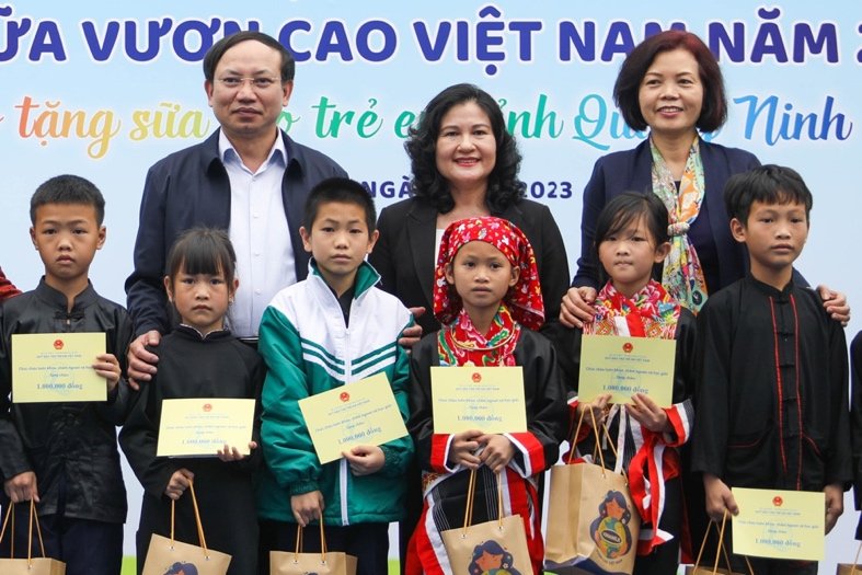 Nhân dịp này, Quỹ Bảo trợ trẻ em Việt Nam đã trao tặng 100 suất học bổng cho các em học sinh có hoàn cảnh khó khăn đã vượt khó vươn lên trong học tập.