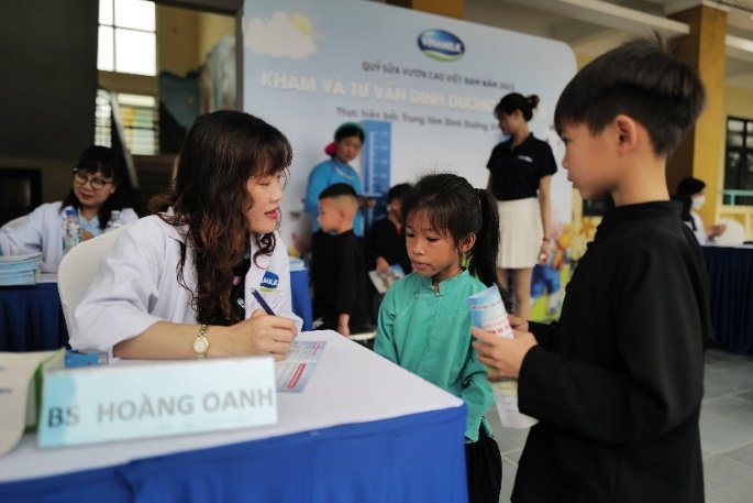 Học sinh tại Trường tiểu học Húc Động được bác sĩ của Vinamilk thăm khám sức khỏe và dinh dưỡng.