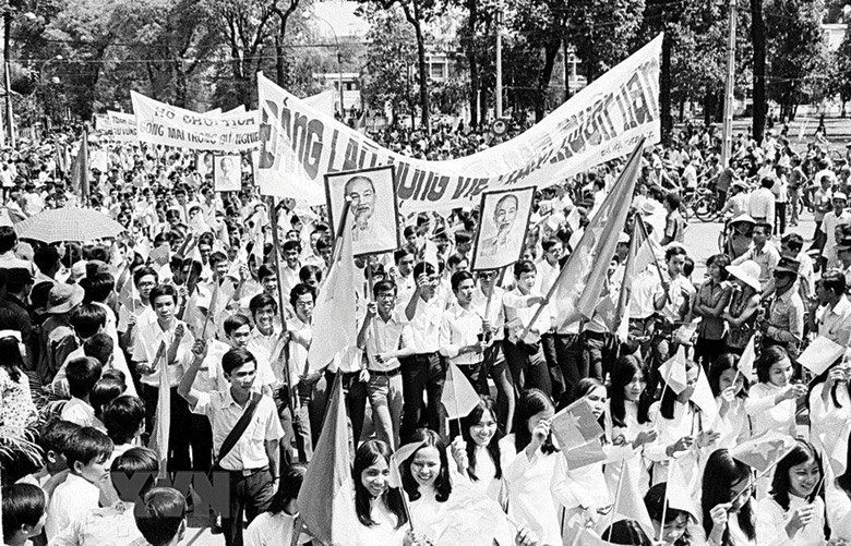 Nhân dân Sài Gòn diễu hành mừng thành phố được giải phóng (ngày 15-5-1975)